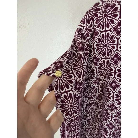 NWT Liz‎ Claiborne Maroon/hite Geometric Patterned Top W Capped Sleeves Size 1X - Picture 4 of 5